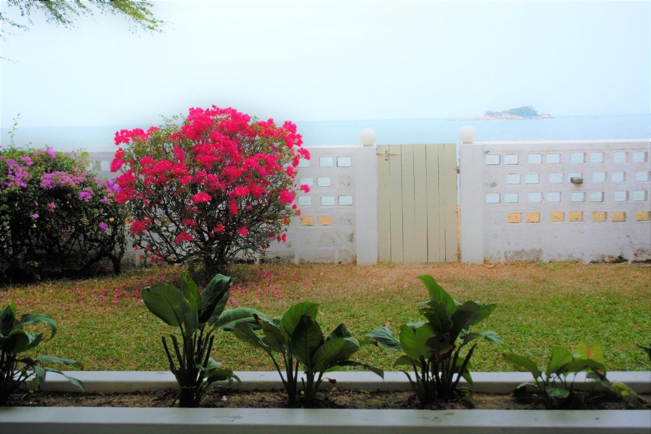 G&T'S Beach Front Villa 탄중붕가 외부 사진