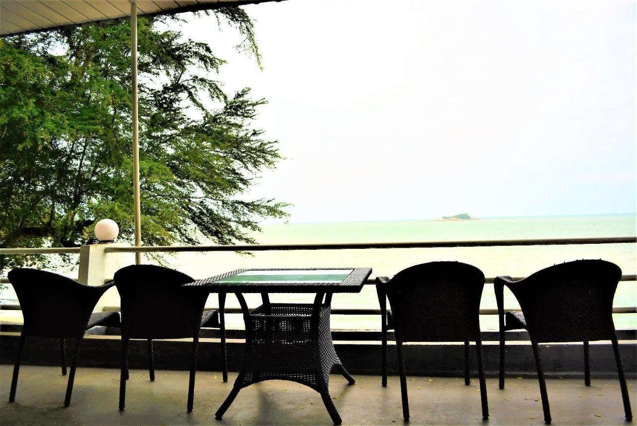 G&T'S Beach Front Villa 탄중붕가 외부 사진