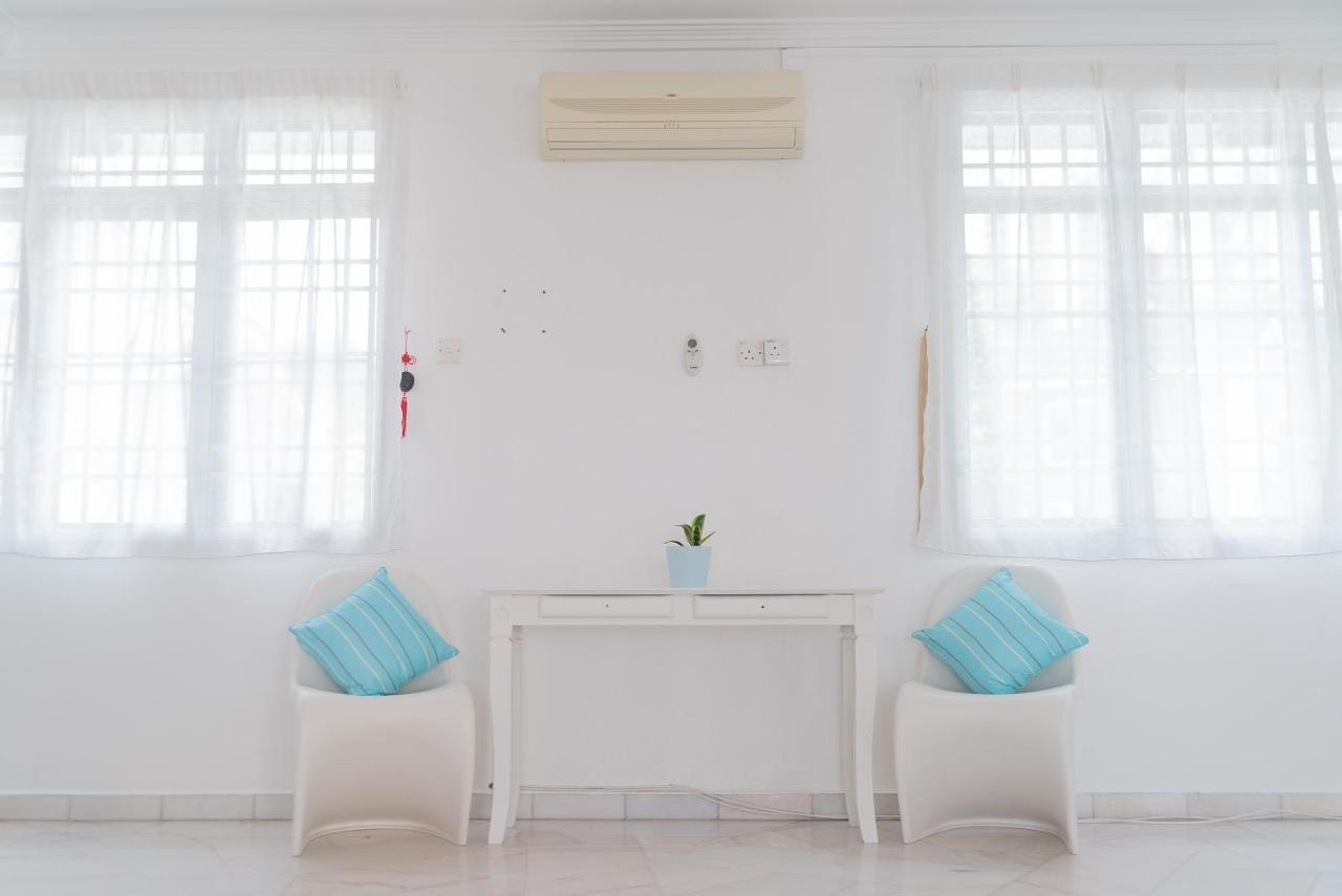 G&T'S Beach Front Villa 탄중붕가 외부 사진